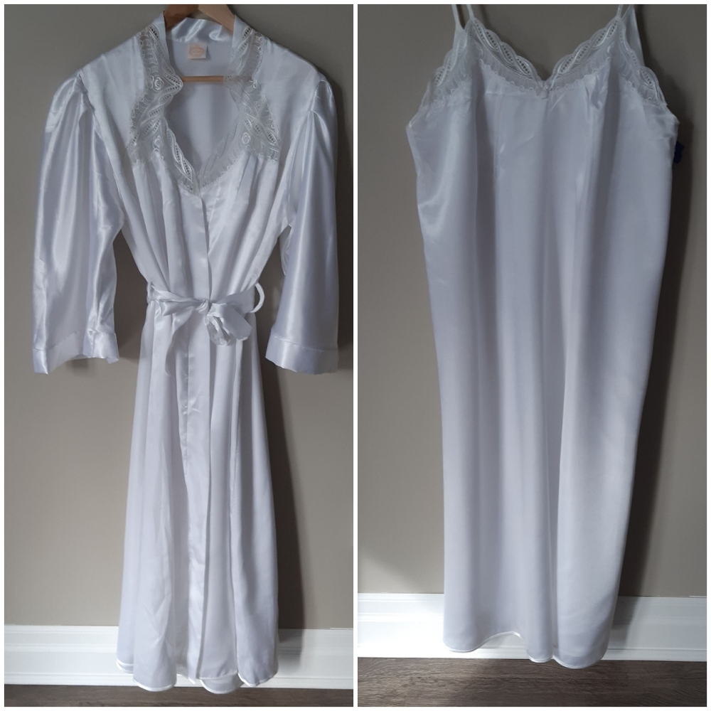 Vintage sleepwear robe + night gown sets. White satin + lace. Medium